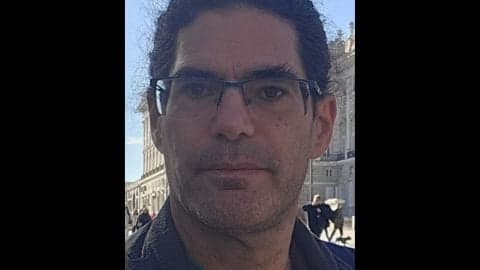 Establishing social groups in Hebrew